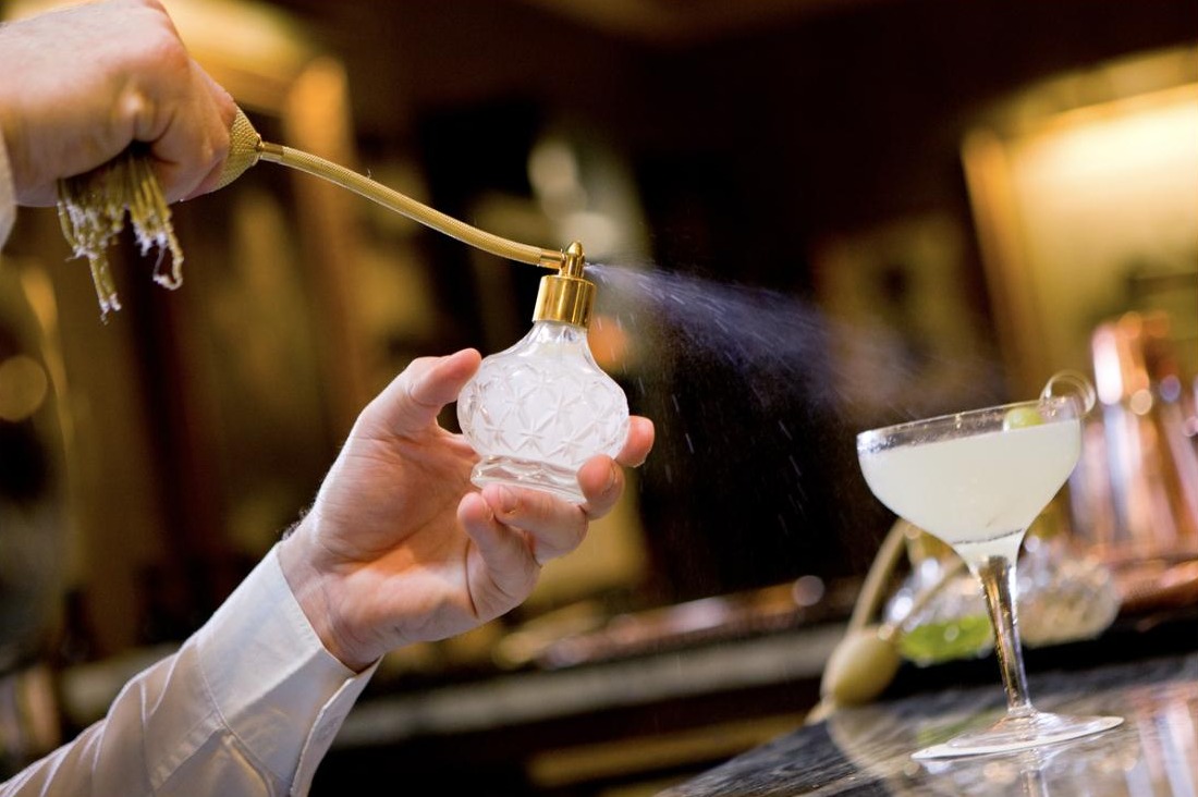 Fitzpatrick Castle Hotel - Library cocktail bar